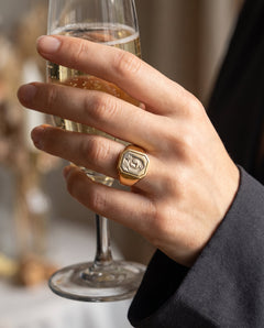 De Goudhaan Monarque gouden zegelring gedragen
