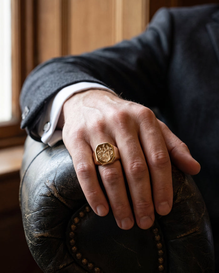 De Goudhaan Imperium gouden zegelring gedragen