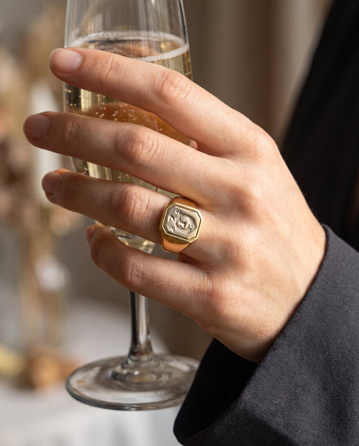De Goudhaan Monarque gouden zegelring gedragen